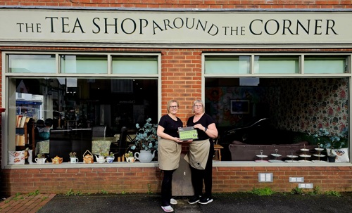 Tea shop around the corner members with their '5' food rating